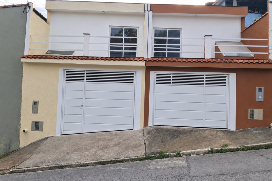 Fachada de Sobrado com Garagens Duplas